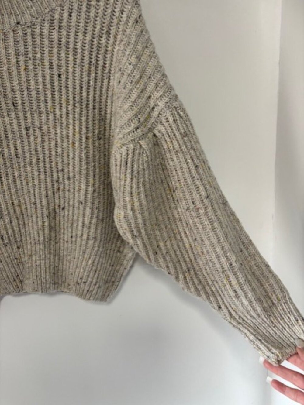 ASTR The Label Women’s M Oatmeal Speckled Chunky Knit Cropped Oversized Sweater - Picture 4 of 8
